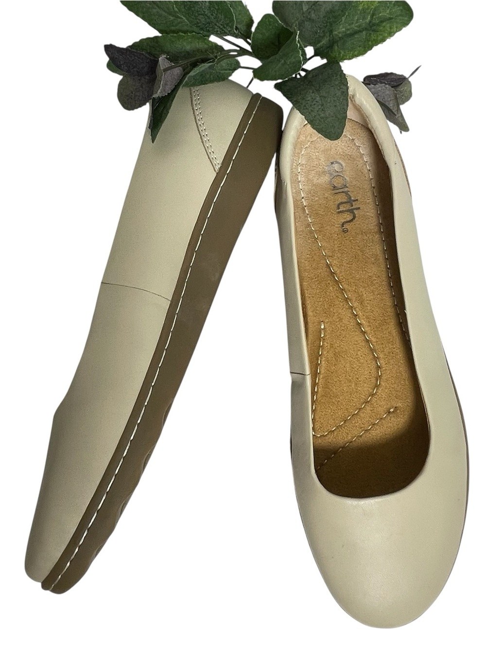 Earth Women's Landen Slip-on Round Toe Casual Ballet Flats Ivory Size 10M